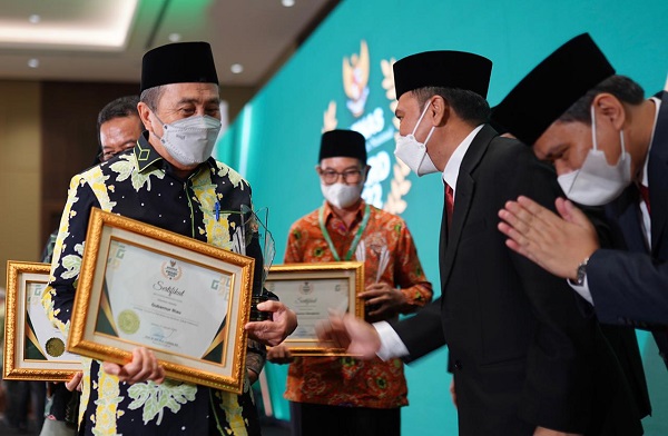 Dukung Gerakan Zakat, Gubernur Syamsuar Terima Penghargaan Anugerah Baznas Award 2022